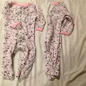 🎀🌷3 for $10🌷🎀 
TWINS 2 identical 3-6M sleepers